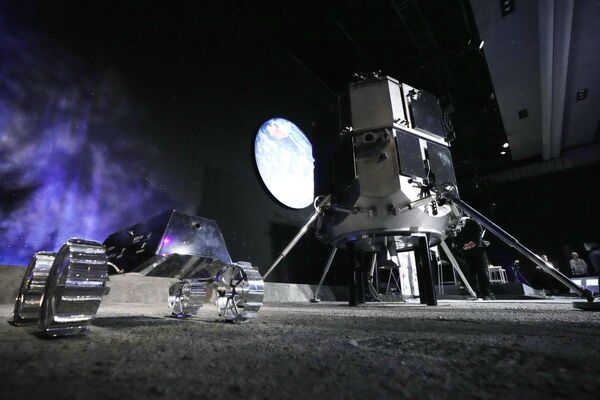 月探査プロジェクト「HAKUTO-R」のライブ配信に先立ち、日本科学未来館で公開された月着陸船と月探査機の模型（東京都江東区、26日） - Sputnik 日本