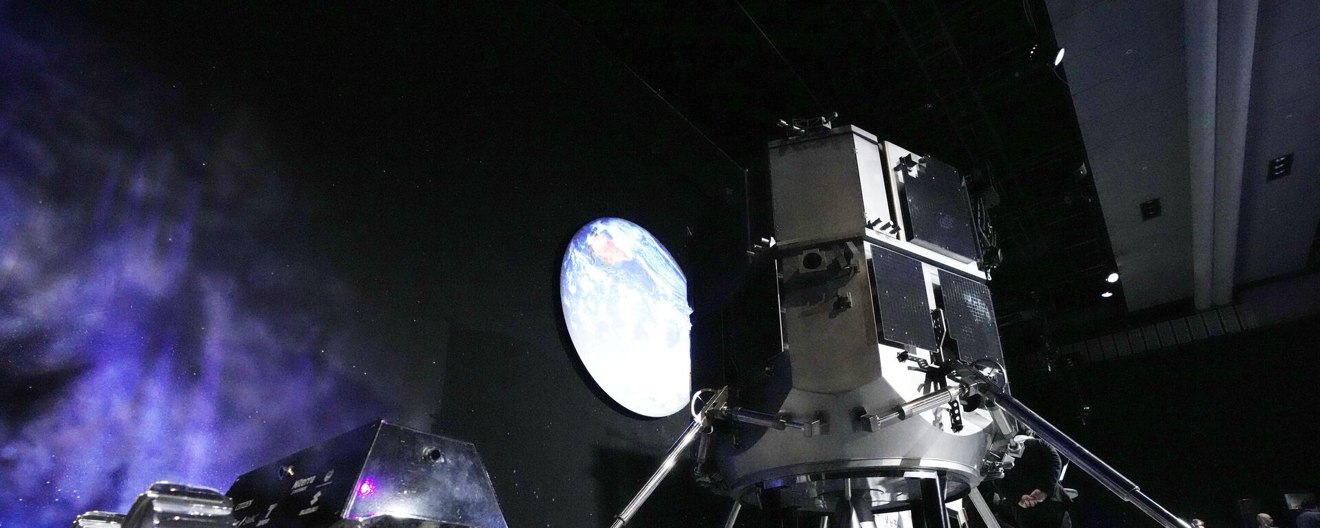 月探査プロジェクト「HAKUTO-R」のライブ配信に先立ち、日本科学未来館で公開された月着陸船と月探査機の模型（東京都江東区、26日） - Sputnik 日本, 1920, 26.04.2023