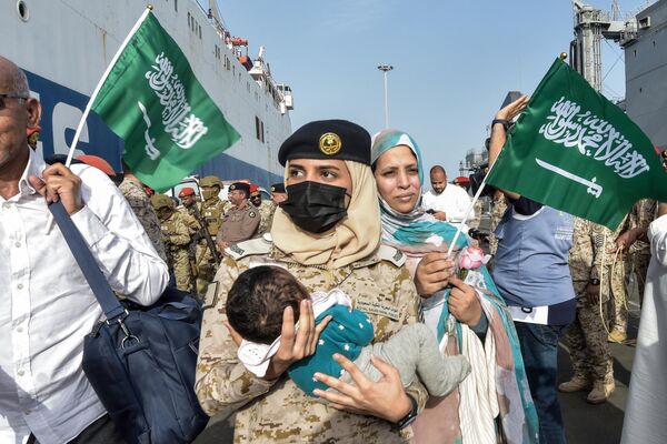 スーダンから避難し、キング・ファイサル海軍基地に到着した親子（サウジアラビア・ジェッダ、26日） - Sputnik 日本