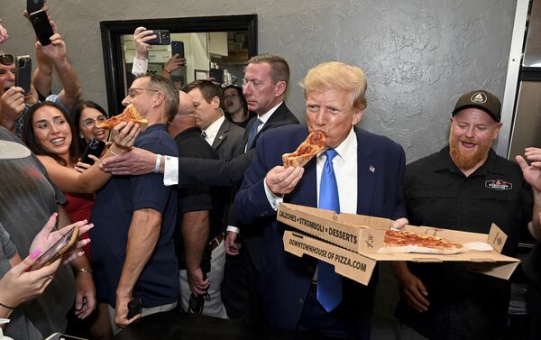 共和党会合終了後、ピザを頬張るドナルド・トランプ前大統領（米フロリダ州・フォートマイヤーズ、21日） - Sputnik 日本