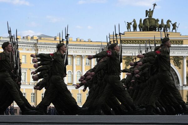 戦勝記念日に行われる軍事パレードのリハーサルで行進する兵士たち（ロシア・サンクトペテルブルク、25日） - Sputnik 日本