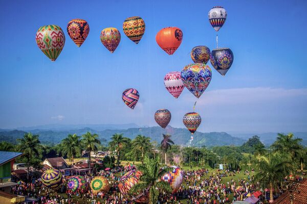 イード休暇（イード・アル＝フィトル）中に開かれた熱気球祭り（インドネシア・ジャワ州ウォノソボ、23日） - Sputnik 日本
