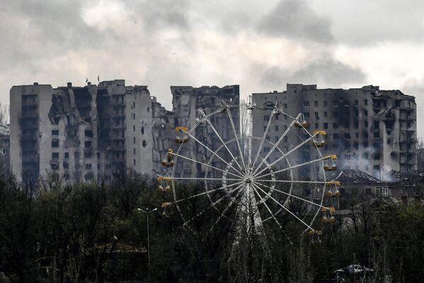 戦闘で損壊した集合住宅（ドネツク人民共和国・アルチョーモフスク、22日） - Sputnik 日本