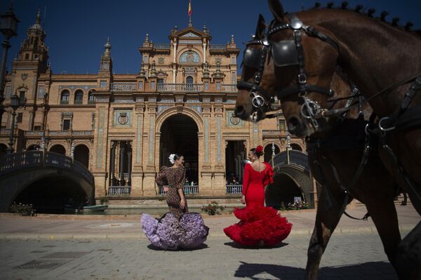 アンダルシアの伝統的なドレスを着てスペイン広場を歩く女性たち（スペイン、セビリア、24日） - Sputnik 日本