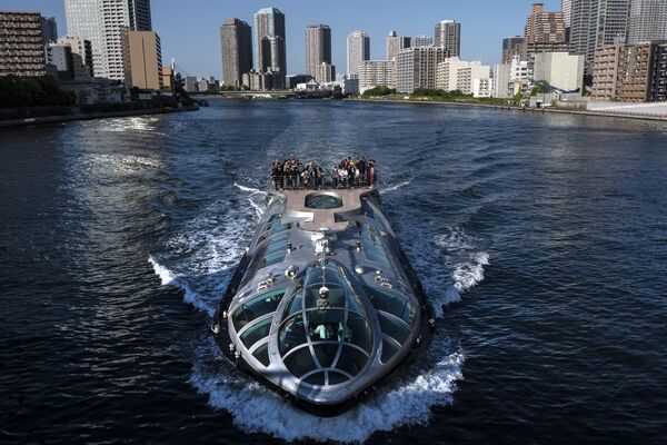 隅田川をクルーズ船で巡る国内外の観光客（東京都、2日） - Sputnik 日本