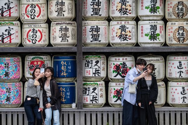 鶴岡八幡宮の酒樽の前で写真を撮る人々（神奈川県鎌倉市、3日） - Sputnik 日本
