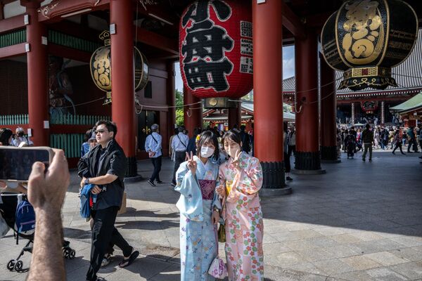 浅草寺で写真撮影に応じる女性たち（東京都台東区、4月29日） - Sputnik 日本