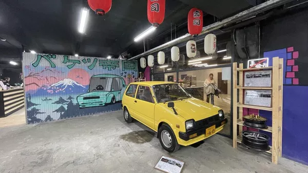 1981年製のダイハツ・クオーレは軽自動車に分類される。つまり日本の狭い道や空間にふさわしい小型車ではあるが、ロシアでは「シックを体現」していないと見なされるため「不人気」だ。車内のフロントにはミニカーがあり、トランクには刀が収められている。 - Sputnik 日本