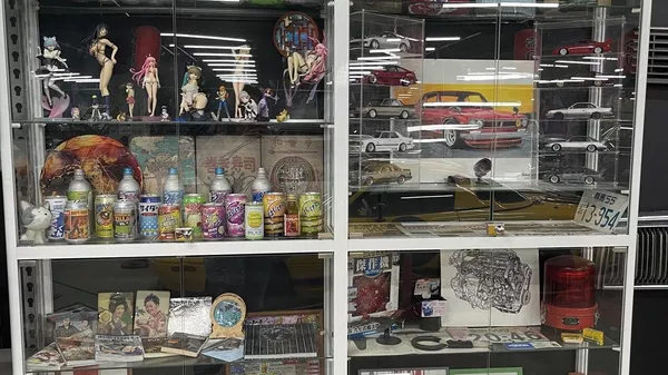 プロが描いた絵や車を描いたポスターが美術館の壁に飾られている。 - Sputnik 日本