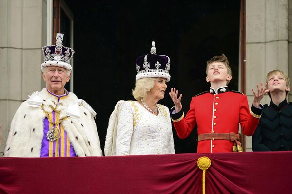 戴冠式終了後、バッキンガム宮殿のバルコニーから姿を見せた国王チャールズ3世とカミラ王妃（英ロンドン、6日） - Sputnik 日本