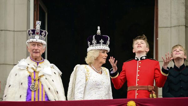 戴冠式終了後、バッキンガム宮殿のバルコニーから姿を見せる国王チャールズ3世とカミラ王妃（英ロンドン、6日） - Sputnik 日本