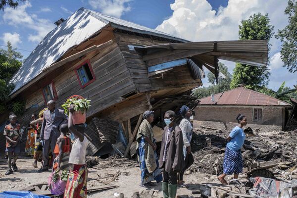 洪水で損壊した家屋のそばを歩く人々（コンゴ・南キヴ州、6日） - Sputnik 日本