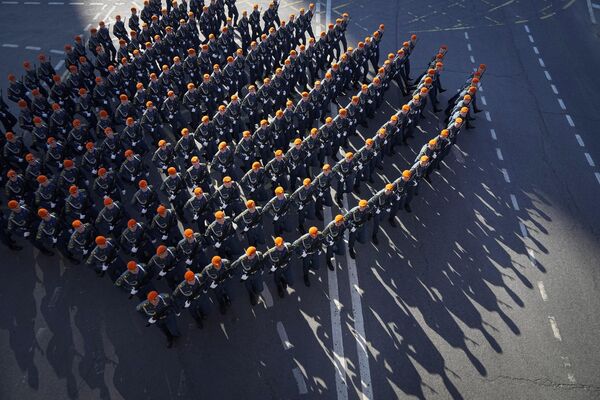 大祖国戦争戦勝78周年を記念する軍事パレードに参加するため、赤の広場に向かって行進する兵士（ロシア・モスクワ、9日） - Sputnik 日本