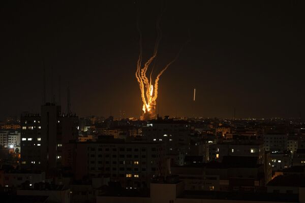 イスラエルへ向けて発射されるロケット弾（パレスチナ自治区・ガザ地区、10日） - Sputnik 日本