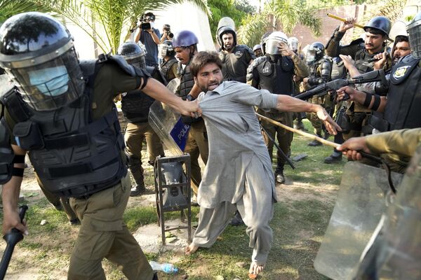 イムラン・カーン前首相の逮捕に抗議する支持者を拘束する警察（パキスタン・ラホール、10日） - Sputnik 日本