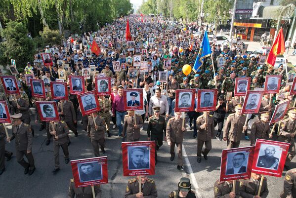 市民による行進「不滅の連隊」に参加する人々（キルギス・ビシュケク、9日） - Sputnik 日本