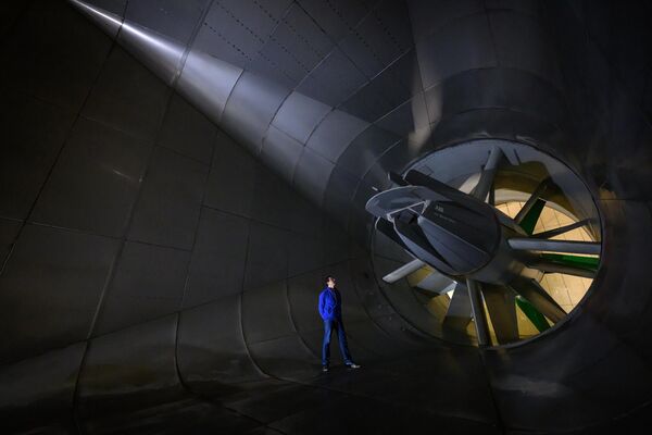 研究機関「フランス建築科学技術センター」で、ジュール・ヴェルヌ風洞の横に立つ従業員（フランス・ナント、9日） - Sputnik 日本