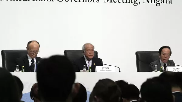 G7（先進7カ国）財務相・中央銀行総裁会議で記者会見に臨む議長国日本の鈴木財相と植田日銀総裁 - Sputnik 日本