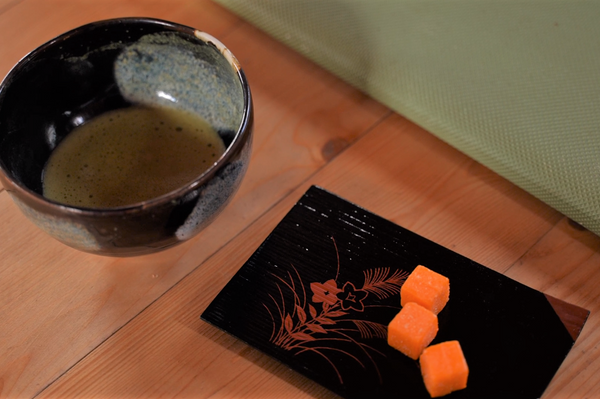 抹茶と茶菓子。待ち遠しい夏を一足先に楽しむことができるよう思いを込め、マンゴーを選んだ（8日、モスクワ州イストラ） - Sputnik 日本