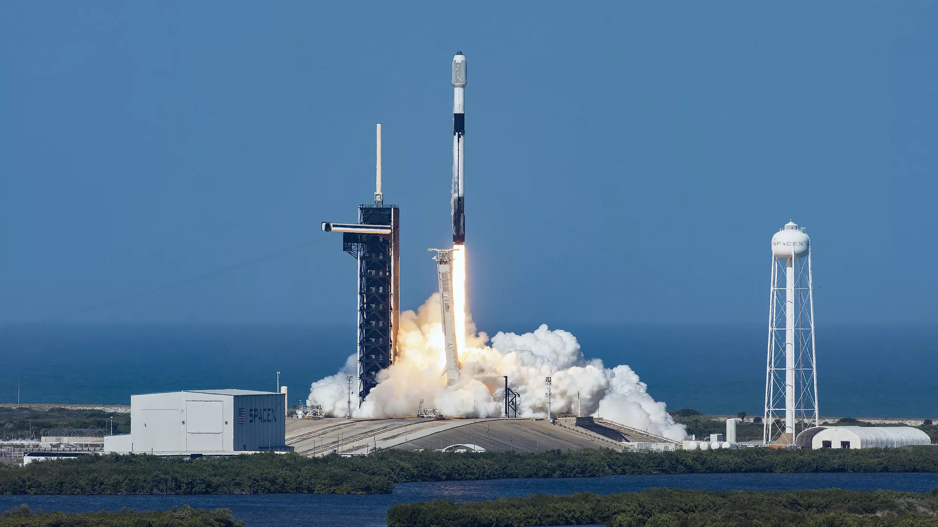 Ракета SpaceX Falcon 9 выводит на орбиту 49 интернет-спутников Starlink с площадки 39A Космического центра имени Кеннеди НАСА на мысе Канаверал, Флорида