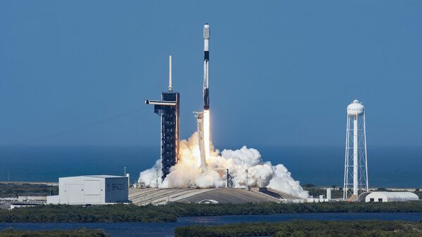Ракета SpaceX Falcon 9 выводит на орбиту 49 интернет-спутников Starlink с площадки 39A Космического центра имени Кеннеди НАСА на мысе Канаверал, Флорида - Sputnik 日本