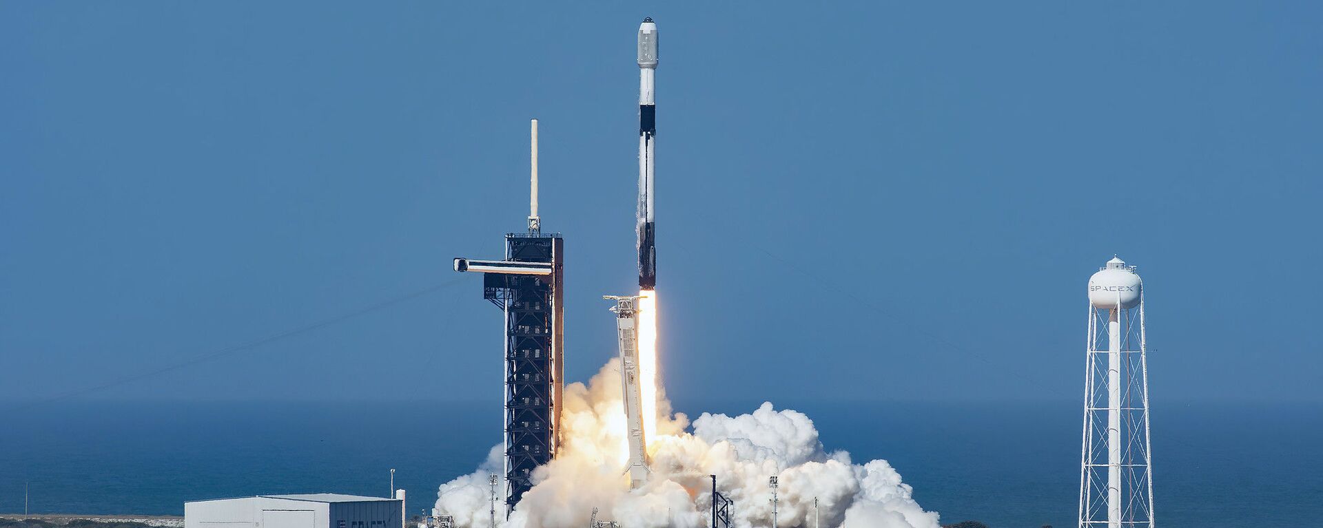 Ракета SpaceX Falcon 9 выводит на орбиту 49 интернет-спутников Starlink с площадки 39A Космического центра имени Кеннеди НАСА на мысе Канаверал, Флорида - Sputnik 日本, 1920, 15.05.2023