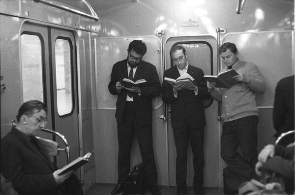 車内で本を読む利用客（1973年） - Sputnik 日本