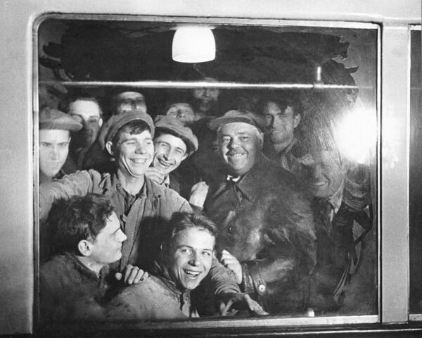最初の乗客となった地下鉄の建設作業員たち（1935年） - Sputnik 日本