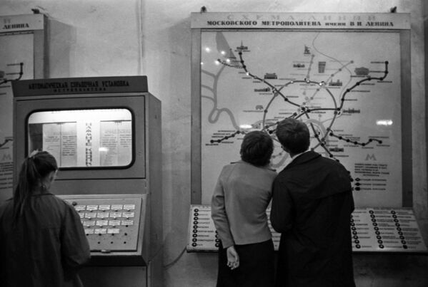 路線図を確認する利用客（1968年） - Sputnik 日本