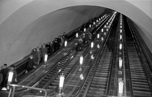 5号線（環状線）コムソモーリスカヤ駅のエスカレーター（1967年） - Sputnik 日本