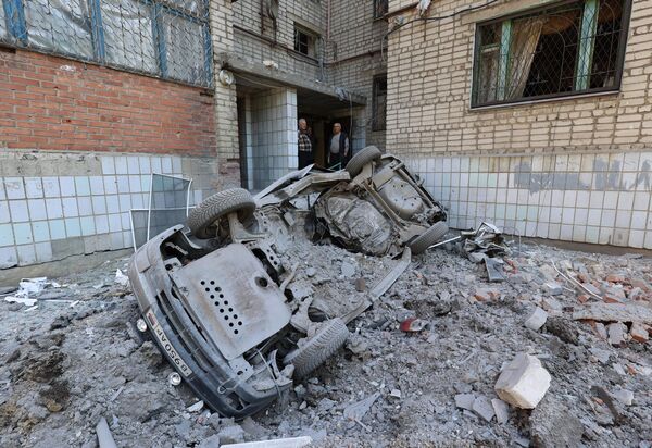 ウクライナ軍の砲撃で損壊した自動車（露ドネツク人民共和国・ヤシノヴァタヤ、15日） - Sputnik 日本
