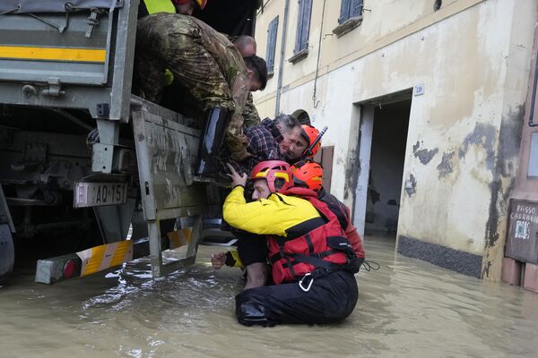 洪水で冠水した地域で、高齢者を救助する消防隊員（イタリア・ラベンナ県カステル・ボロネーゼ、17日） - Sputnik 日本