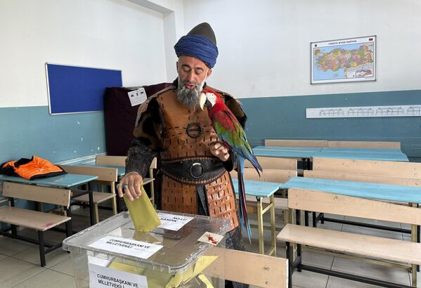 大統領選挙投票日、鳥を片手に乗せて投票する男性（トルコ・イスタンブール、14日） - Sputnik 日本