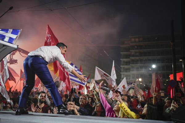 選挙前の集会で支持者と握手する主要野党・急進左派連合（SYRIZA）のアレクシス・ツィプラス党首（ギリシャ・アテネ、18日） - Sputnik 日本