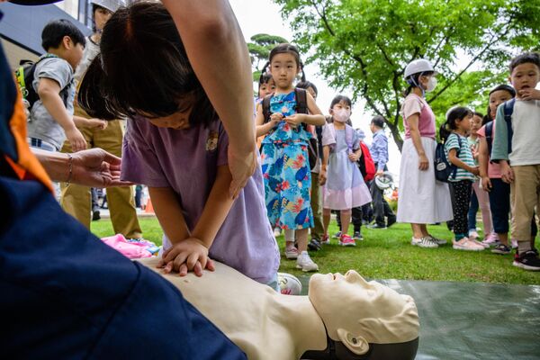 政府複合施設で行われた民間防衛訓練で、応急処置の指導を受ける子どもたち（韓国・ソウル、16日） - Sputnik 日本