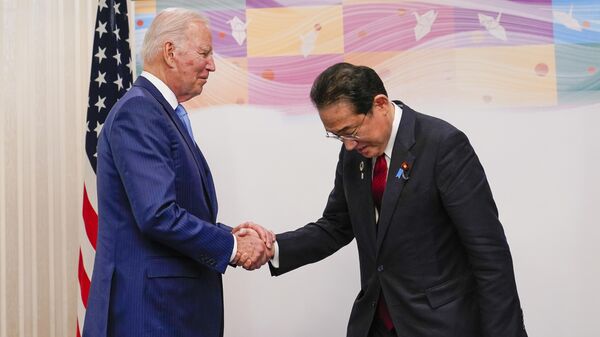 バイデン大統領と握手する岸田首相 - Sputnik 日本