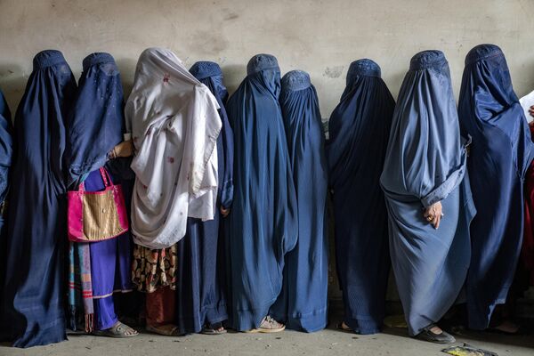 人道支援団体からの食糧配給を待つ女性たち（アフガニスタン・カブール、23日） - Sputnik 日本