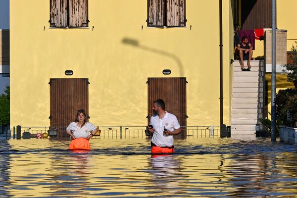 エミリア＝ロマーニャ州を襲った豪雨の後、冠水した道路を巡回する救急隊員たち（イタリア・コンセーリチェ、22日） - Sputnik 日本