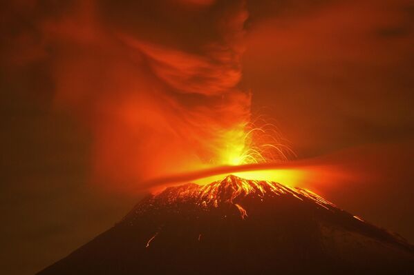 ポポカテペトル火山から噴出する噴煙（メキシコ・プエブラ州サン・ニコラス・デ・ロス・ランチョス、23日） - Sputnik 日本