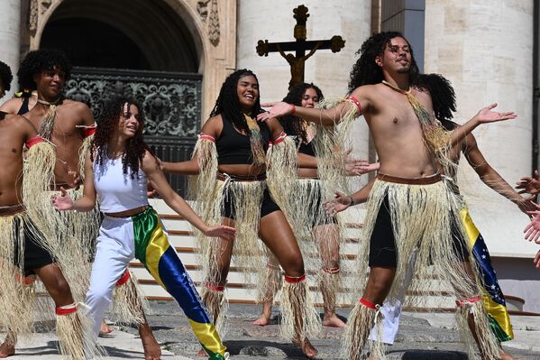 サン・ピエトロ広場で行われたローマ教皇の一般謁見の最後、カポエイラダンスを披露するブラジルのダンサー（バチカン市国、24日） - Sputnik 日本
