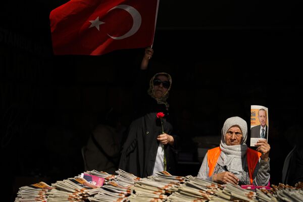 通勤客に新聞を配るエルドアン大統領の支持者（トルコ・イスタンブール、23日） - Sputnik 日本
