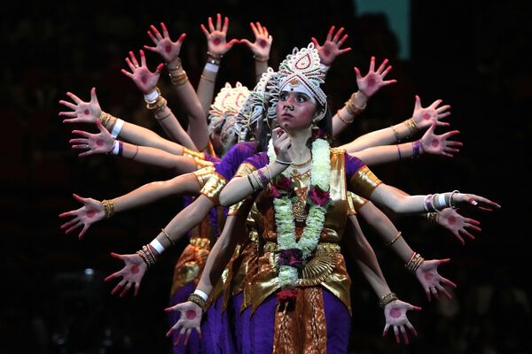 クドス・バンク・アリーで開催されたインド人コミュニティのイベントに出席するモディ首相の到着を前に、パフォーマンスを披露するダンサーたち（オーストラリア・シドニー、23日） - Sputnik 日本