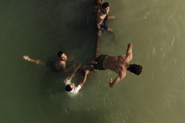 シャットゥルアラブ川で泳ぐ若者たち（イラク・バスラ、23日） - Sputnik 日本