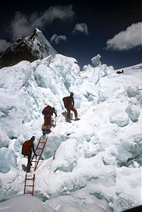 1982年5月2日、難所のクンブ氷瀑を梯子で上るソ連初のエベレスト登山隊。登山隊は2日後の4日、登頂に成功した - Sputnik 日本