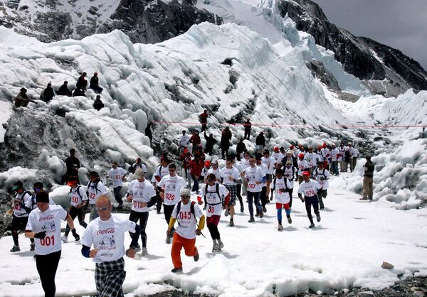 2006年5月29日、ベースキャンプで行われた「テンジン・ヒラリー・エベレストマラソン」のスタート地点で、横断幕の下を走るマラソンランナーたち。 140人以上が参加し、ベースキャンプ（標高5364メートル）から「シェルパの里」として知られるナムチェバザール（標高3440メートル）までの42.195キロを走行した - Sputnik 日本