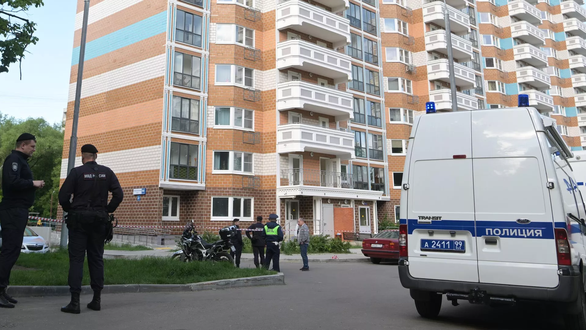 ドローン攻撃で被害を受けた住宅ビルの外にいる警察官