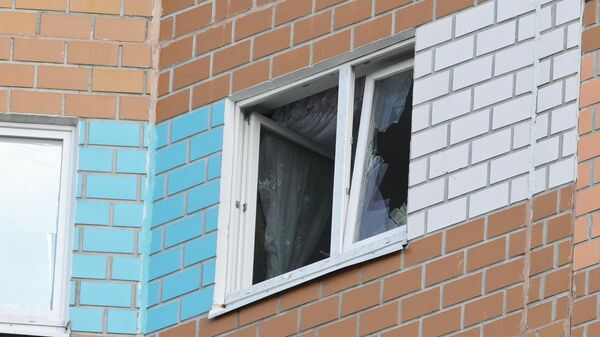 ドローン攻撃で破損した住宅ビルの割れた窓 - Sputnik 日本