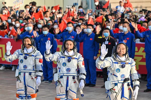 酒泉衛星発射センターで行われた「神舟16号」搭乗前の出発式で手を振る北京航空航天大学の桂海潮教授(左)、朱楊柱(中央)飛行士、景海鵬飛行士(右)(中国・甘粛省、30日) 酒泉衛星発射センターで行われた「神舟16号」搭乗前の出発式で手を振る北京航空航天大学の桂海潮教授(左)、朱楊柱(中央)飛行士、景海鵬飛行士(右)(中国・甘粛省、30日) - Sputnik 日本