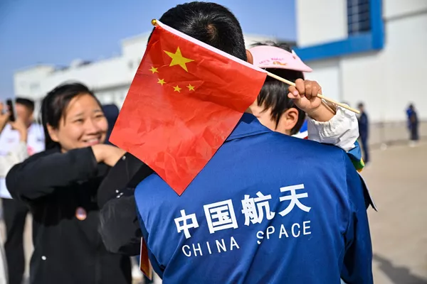 酒泉衛星発射センターで、「神舟16号」の打ち上げを待つ人々(中国・甘粛省、30日) 酒泉衛星発射センターで、「神舟16号」の打ち上げを待つ人々(中国・甘粛省、30日) - Sputnik 日本