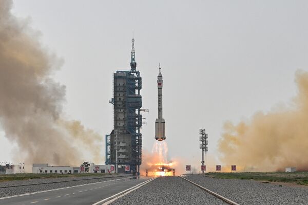 酒泉衛星発射センターより、「神舟16号」を搭載して宇宙ステーション「天宮」へ向け打ち上げられる長征2号Fロケット（中国・甘粛省、30日） - Sputnik 日本